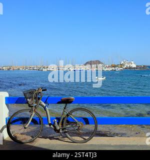 Vélo garé debout sur le front de mer, Corralejo, Fuerteventura, Îles Canaries, Espagne, UE. Prise hiver 2024 Banque D'Images
