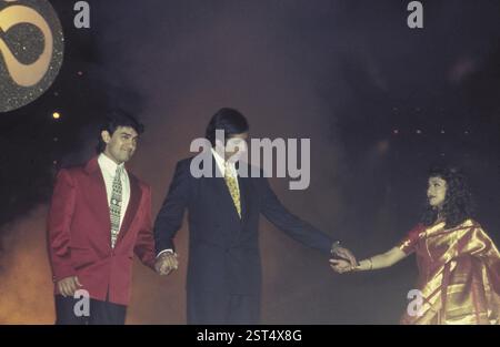 Asie du Sud, Indian Bollywood film Star acteur Amitabh Bachchan avec Aamir Khan et Madhuri Dixit lors du lancement de ABCL production pour un film That Nive Banque D'Images