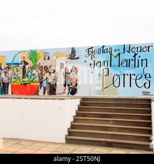 Murale communautaire colorée à l'église Martin de Porres, El Roque, Oliva, Fuerteventura, Îles Canaries, Espagne, UE. Prise hiver 2024 Banque D'Images