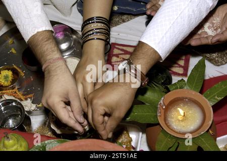 Mariée indienne sud-asiatique mariée et père de la mariée faisant Kalash Puja dans la cérémonie de mariage urbain, Inde, Asie Banque D'Images