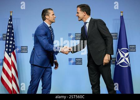MUNICH, ALLEMAGNE - 13 février 2025 - le secrétaire général de l'OTAN, Mark Rutte, rencontre Pete Hegseth, secrétaire américain à la Défense, lors d'un sommet de l'OTAN à Munich, GE Banque D'Images