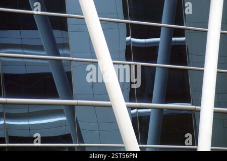 Poutres en acier horizontales et diagonales utilisées dans les extérieurs de RMZ Corp, RMZ Titanium construisant une architecture moderne dans la ville de Bangalore, Karnataka, Ind Banque D'Images