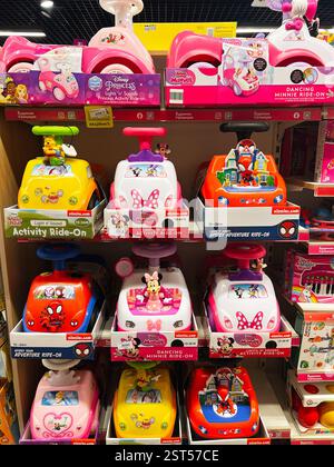 Lviv, Ukraine - 16 février 2025 : chevauchement des enfants sur des jouets mettant en vedette des personnages populaires dans un magasin Banque D'Images