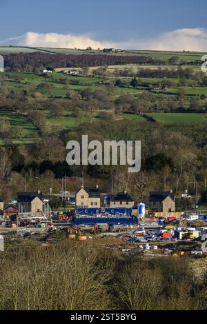 Construire des maisons dans la vallée rurale pittoresque (nouvellement construit, perte de terrain vert et champs) - Burley-in-Wharfedale, West Yorkshire Angleterre Royaume-Uni Banque D'Images