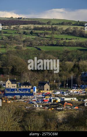 Construire des maisons dans la vallée rurale pittoresque (nouvellement construit, perte de terrain vert et champs) - Burley-in-Wharfedale, West Yorkshire Angleterre Royaume-Uni Banque D'Images