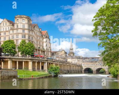 Vue depuis le sentier de la rivière Avon vers Grand Parade et Pulteney Bridge, Bath, Somerset, Angleterre Royaume-Uni Banque D'Images