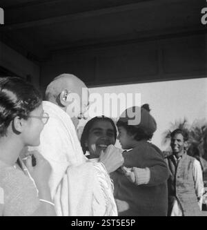 Abha Gandhi et Mahatma Gandhi jouant avec un enfant à Santi Niketan, Bengale occidental, Inde, Asie, 1945 - AUTORISATION DU MODÈLE NON DISPONIBLE, Asie Banque D'Images
