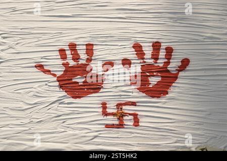 Symbole Swastik auspicious et deux empreintes de main Banque D'Images