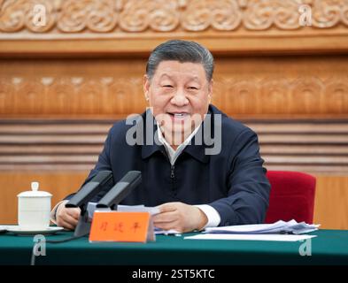 Pékin, Chine. 17 février 2025. XI Jinping, secrétaire général du Comité central du Parti communiste chinois, également président chinois et président de la Commission militaire centrale, assiste à un symposium sur les entreprises privées, où il prononce un discours important, à Pékin, capitale de la Chine, le 17 février 2025. Crédit : Zhan Zheng/Xinhua/Alamy Live News Banque D'Images