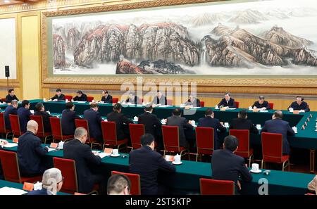 Pékin, Chine. 17 février 2025. XI Jinping, secrétaire général du Comité central du Parti communiste chinois, également président chinois et président de la Commission militaire centrale, assiste à un symposium sur les entreprises privées, où il prononce un discours important, à Pékin, capitale de la Chine, le 17 février 2025. Crédit : Wang Ye/Xinhua/Alamy Live News Banque D'Images