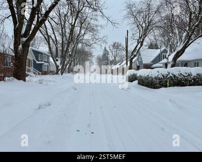 Après la tempête, une rue tranquille de banlieue recouverte de neige Banque D'Images