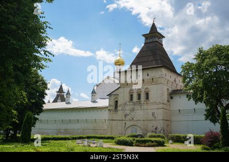 Vue sur les murs du Musée d'État-réserve Rostov Kremlin Banque D'Images