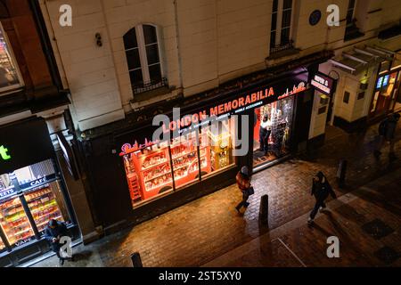 Londres, Royaume-Uni. 31 janvier 2025. Vitrine de la boutique de souvenirs de Londres la nuit vendant des souvenirs et des cadeaux touristiques. Crédit : SOPA images Limited/Alamy Live News Banque D'Images