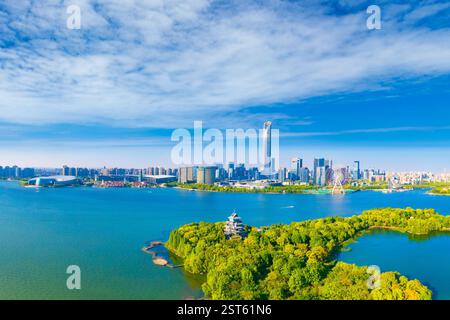 Peach Blossom Island et l'autre rive du lac East CBD dans la ville de Suzhou, province du Jiangsu, Chine Banque D'Images