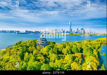 Peach Blossom Island et l'autre rive du lac East CBD dans la ville de Suzhou, province du Jiangsu, Chine Banque D'Images