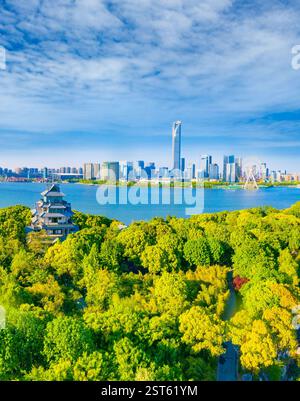 Peach Blossom Island et l'autre rive du lac East CBD dans la ville de Suzhou, province du Jiangsu, Chine Banque D'Images