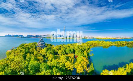 Peach Blossom Island et l'autre rive du lac East CBD dans la ville de Suzhou, province du Jiangsu, Chine Banque D'Images