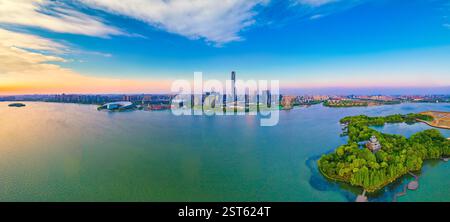 Peach Blossom Island et l'autre rive du lac East CBD dans la ville de Suzhou, province du Jiangsu, Chine Banque D'Images