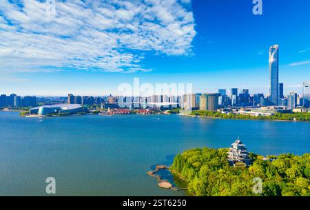 Peach Blossom Island et l'autre rive du lac East CBD dans la ville de Suzhou, province du Jiangsu, Chine Banque D'Images