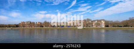 Le logement haut de gamme de Chelsea Embankment vu du parc Battersea de l'autre côté de la Tamise, Londres, SW3, Angleterre avec le ciel bleu Banque D'Images