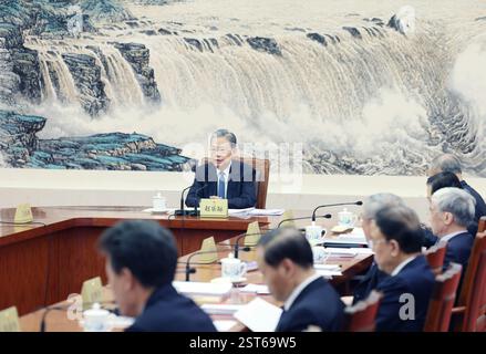 Pékin, Chine. 17 février 2025. Zhao Leji, président du Comité permanent de l'Assemblée populaire nationale (APN), préside la 38e réunion du Conseil des présidents du 14e Comité permanent de l'APN au Grand Hall du peuple à Beijing, capitale de la Chine, le 17 février 2025. Crédit : Yao Dawei/Xinhua/Alamy Live News Banque D'Images