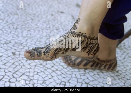 Femme montrant des pieds qui sont dessinés par Mehendi, Inde, Asie Banque D'Images