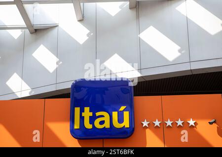Sao Paulo, Brésil - 19 septembre 2020 - logo d'Itau dans la façade de la banque commerciale brésilienne et société de services financiers Banque D'Images