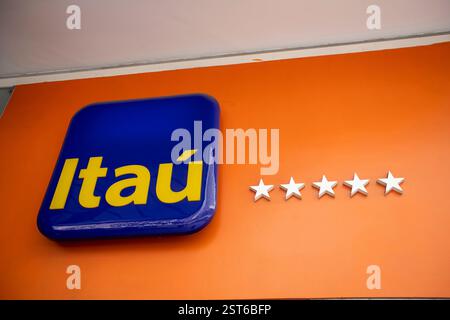 Sao Paulo, Brésil - décembre 29 2019 - logo d'Itau, une banque commerciale brésilienne et société de services financiers Banque D'Images