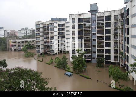 Montrant l'eau inondée autour des bâtiments, mousson, record mondial de pluie à Kalyan, Bombay Now Mumbai, Maharashtra, Inde, Asie Banque D'Images