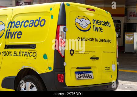 São Paulo, Brésil -24 avril, , 2021 : Mercado Livre van livre des produits achetés sur Internet Banque D'Images