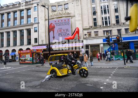 Londres, Royaume-Uni. 29 janvier 2025. Un tricycle jaune passe devant le Dominion Theatre montrant le Diable Wears Prada, une comédie musicale basée sur le film à succès et le roman à succès dans le West End de la ville. (Photo de John Wreford/SOPA images/SIPA USA) crédit : SIPA USA/Alamy Live News Banque D'Images