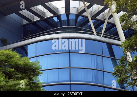 Poutres en acier horizontales et diagonales utilisées dans les extérieurs de RMZ Corp, RMZ Titanium construisant une architecture moderne dans la ville de Bangalore, Karnataka, Ind Banque D'Images