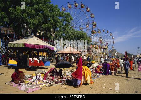 Vue de la foire de Pushkar avec grande roue à Ajmer, Rajasthan, Inde, Asie Banque D'Images