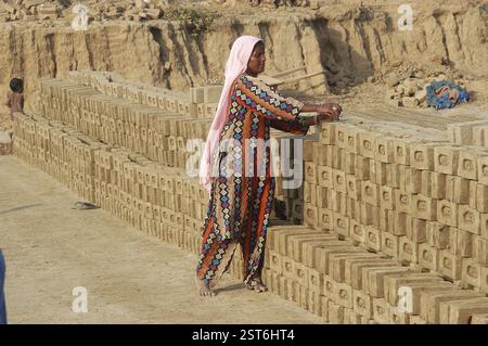 Une femme arrangeant des briques au four local dans le district d'Amritsar, Punjab, Inde, Asie Banque D'Images