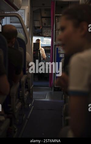 WROCLAW, POLOGNE - 16 AOÛT 2023 : les passagers embarquent à bord d'un Airbus A320 de la compagnie aérienne low cost Wizz Air à l'aéroport de Copernicus. Cockpit et les gens dans le pl Banque D'Images