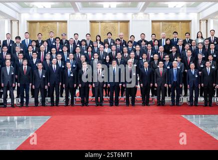 Pékin, Chine. 17 février 2025. Le vice-premier ministre chinois He Lifeng, également membre du Bureau politique du Comité central du Parti communiste chinois, rencontre une délégation d'affaires japonaise en visite en Chine au Grand Hall du peuple à Pékin, capitale de la Chine, le 17 février 2025. Crédit : Zhai Jianlan/Xinhua/Alamy Live News Banque D'Images