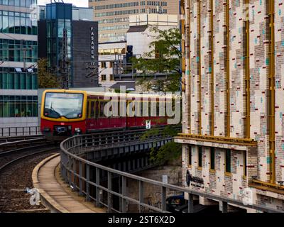 Berlin, Allemagne- 27 août 2020 : trains urbains S-Bahn jaunes rouges traditionnels à Berlin arrivant à la gare du zoo de Berlin (Zoologische Garten). Europe Banque D'Images
