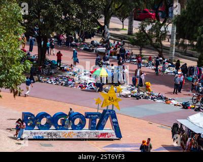 Bogota, Colombie - 11 décembre 2022 : Parque de Los Periodistas -Parc des journalistes à Bogota et vue sur la colline de Monserrate. Quartier de la Candelaria à Bo Banque D'Images