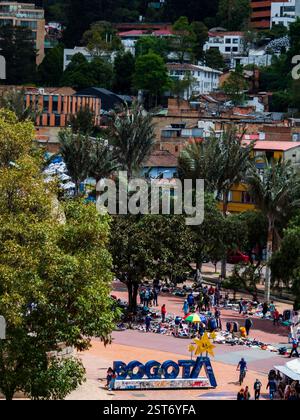 Bogota, Colombie - 11 décembre 2022 : Parque de Los Periodistas -Parc des journalistes à Bogota et vue sur la colline de Monserrate. Quartier de la Candelaria à Bo Banque D'Images