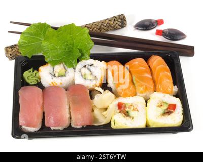 Fort avec différents Sushi et Wasabi sur fond blanc Banque D'Images