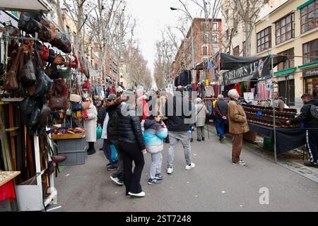 El Rastro de Madrid marché aux puces en plein air qui a jusqu'à 3500 stands sur un dimanche d'hiver chargé avec des touristes dans le centre-ville de Madrid Espagne Banque D'Images
