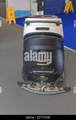 Robot de nettoyage autonome nettoyage sol dans Hall Corridor Banque D'Images
