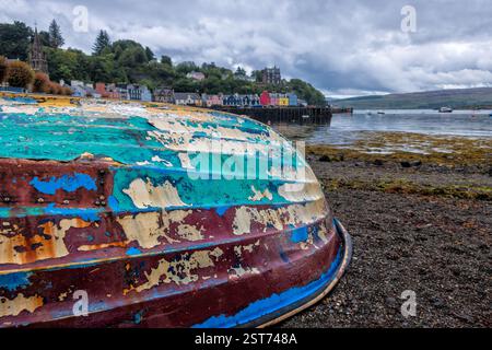 Bateau de pêche coloré sur la plage de Tobermory, île de Mull, Hébrides intérieures, Écosse, Royaume-Uni Banque D'Images