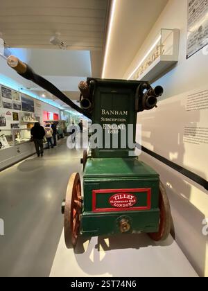 Le Musée de la vie rurale anglaise est détenu et géré par l'Université de Reading . Il a une énorme collection diversifiée d'outils agricoles, machines et affiches pour montrer les expériences des agriculteurs et des artisans, passé et présent et comment ils façonnent nos vies à la fois dans le passé et dans l'avenir. Avec des expositions speacialist et des activités sur l'avenir de la nourriture et la pertinence continue de la campagne dans nos vies . Banque D'Images