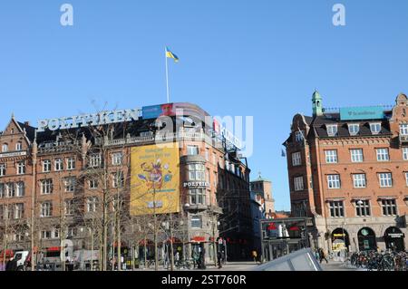 Copenhague/ Danemark/17 FÉVRIER 2025/ le drapeau ukrainien défile à la maison de presse danoise politiken hus solidarty avec une guerre ukrienne avec des urssies et des survols de drapeau à Copenhague photo. Francis Joseph Dean/Dean images non destinées à un usage commercial Banque D'Images