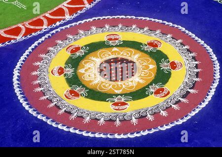 Rangoli sur la conception de plancher noyé avec de la poudre colorée sur le festival Gudipadva, thane, maharashtra, inde Banque D'Images