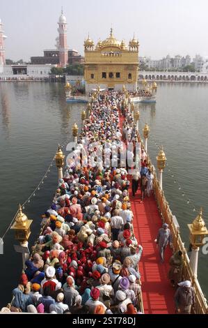 Une longue file d'attente de dévots pour adorer leur livre Saint Sri Guru Granth Sahib au Temple d'Or également connu sous le nom de Harmindar Sahib, lieu sacré de culte Banque D'Images