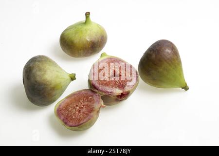 Fruits, trois pleins une coupe Figs Ficus Anjir, fruits charnus en forme de poire douce jaunâtre ou violet mangés frais Banque D'Images