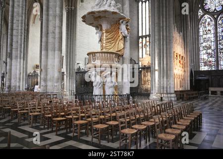 Intérieur de la cathédrale, avec une chaire dorée ornée de statues, de rangées de chaises en bois, de vitraux et de détails gothiques complexes. Amiens. France 17.02.2025 Banque D'Images