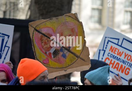 Manifestation contre le maire Eric Adams devant l'hôtel de ville de New York dans le Lower Manhattan. Banque D'Images